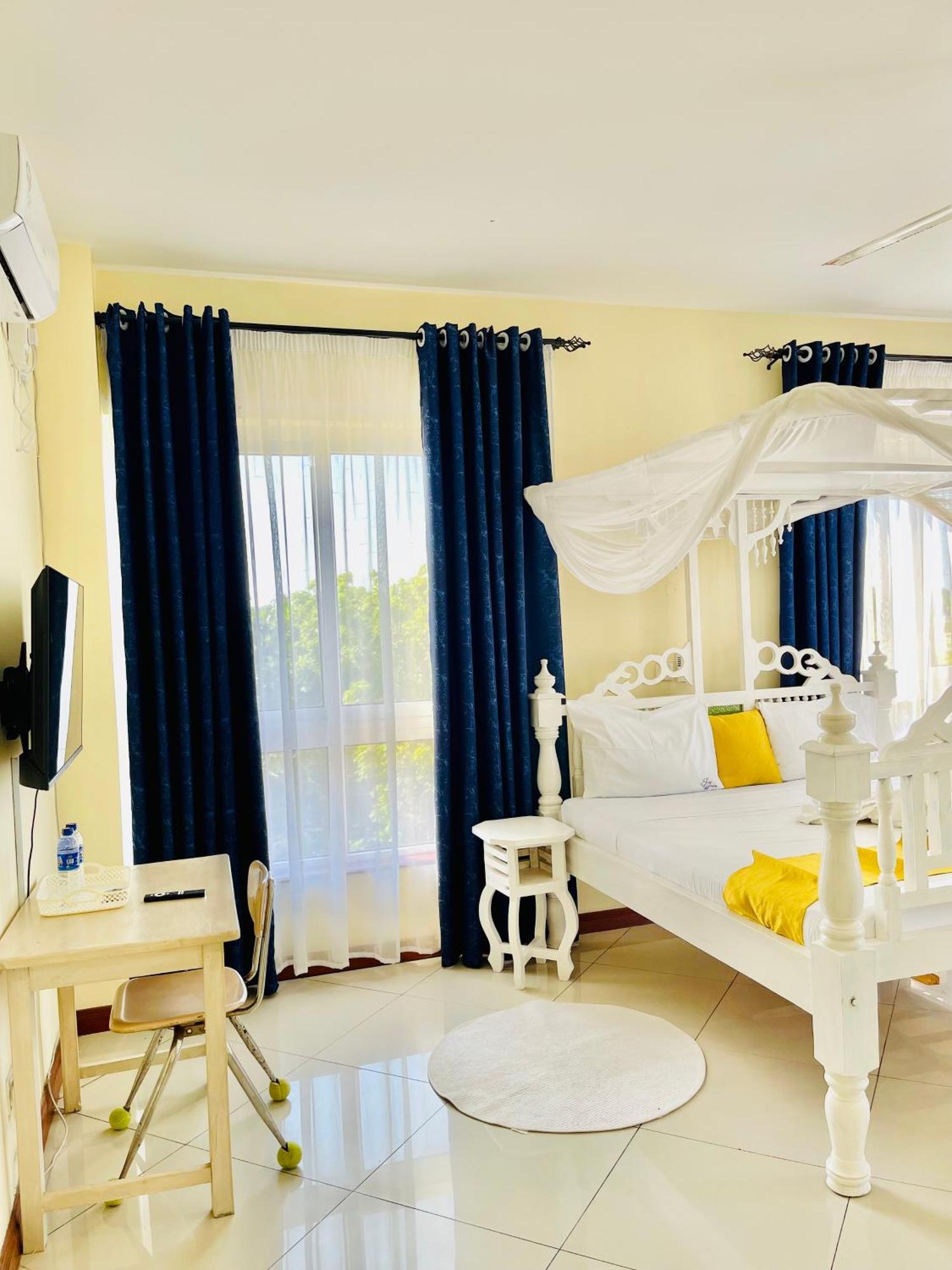 Bed and Breakfast Elna'S Nyali - Work & Unwind - Pool, Sea Views, Ac & Fast Wi-Fi à Mombasa Extérieur photo